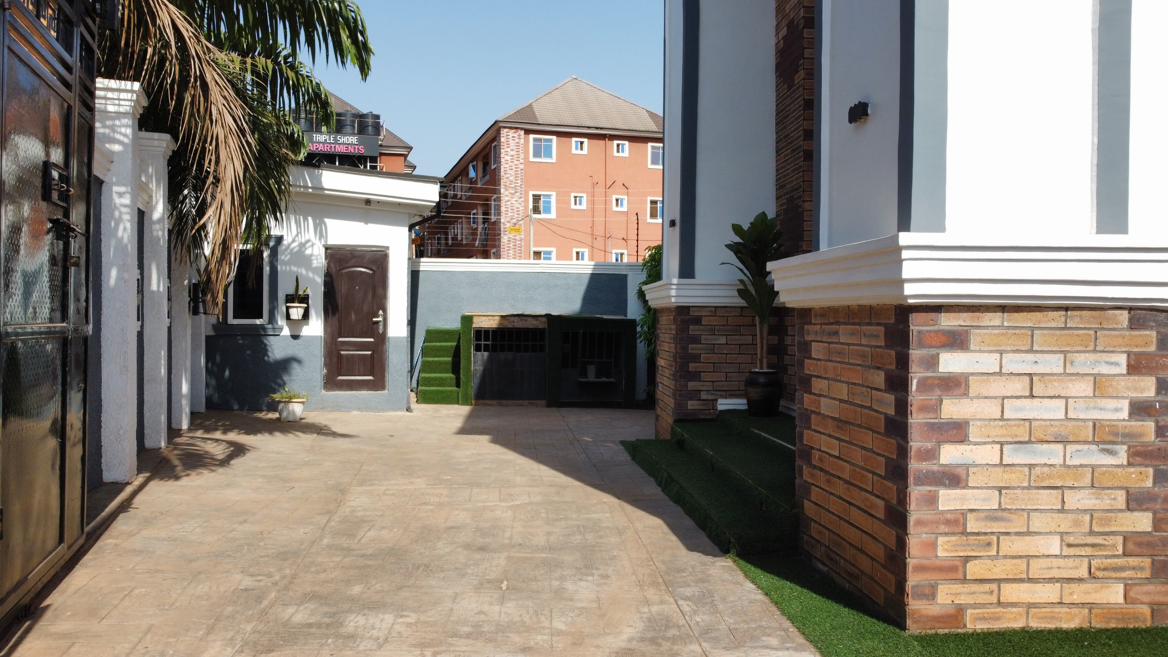 Charming Bungalow in Quiet Neighborhood